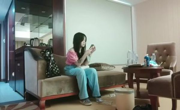 漂亮萝莉口交 操舒服了吧 嗯 小娇乳挺翘 小穴粉嫩 关键性感不错穿上小睡裙配合各种输出