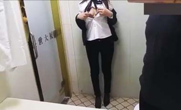 厕所偷情西装制服女同事,肉棒抽插时候打电话