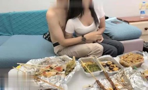 专约良家白衣熟女，吃饱喝足沙发上操，半推半就脱掉一顿爆操